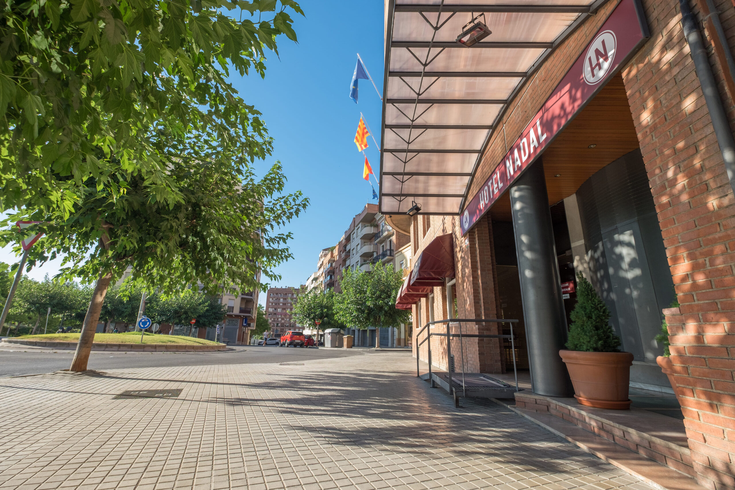lateral-entrada-hotel-nadal-lleida